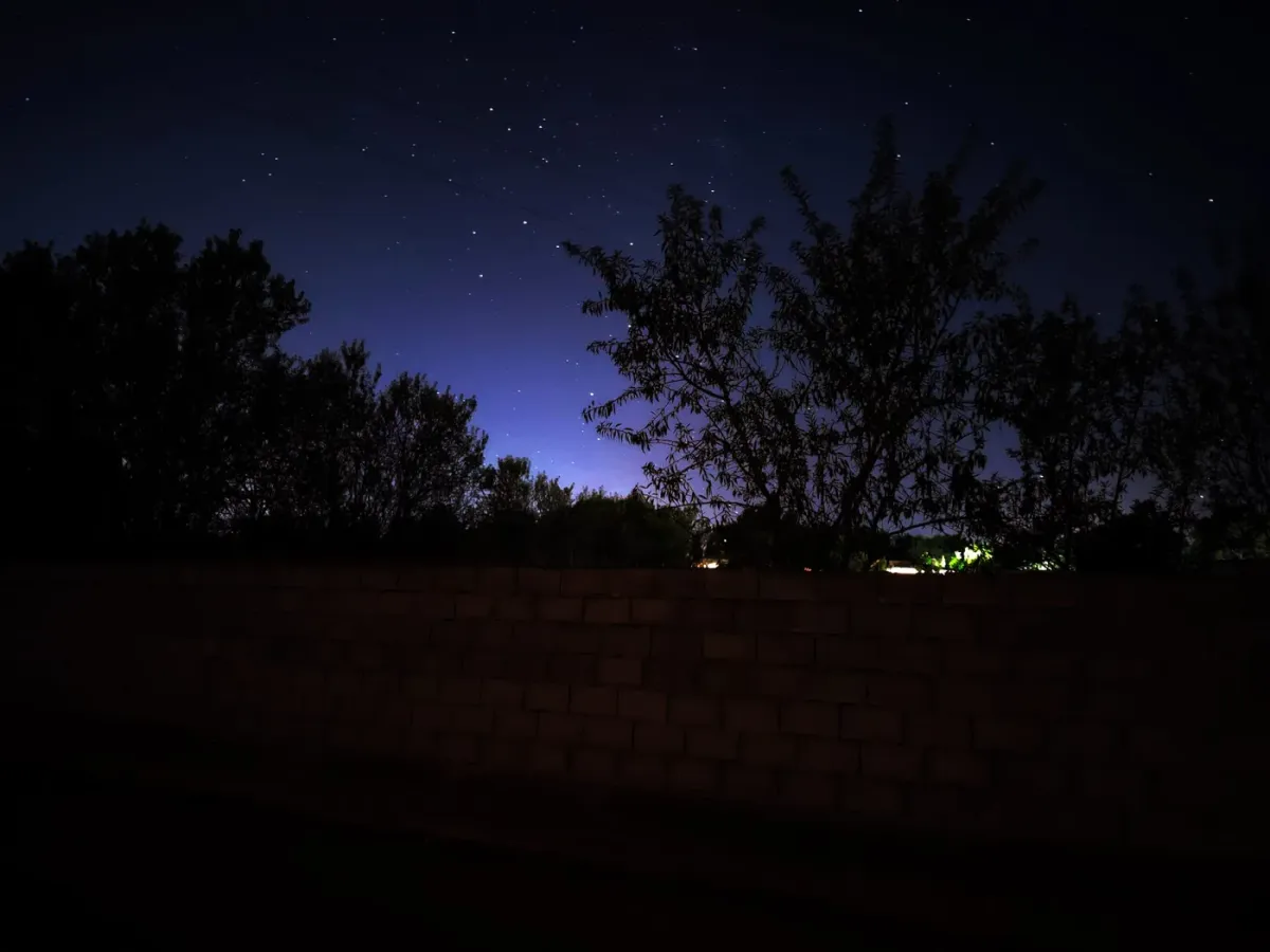 Cielo nocturno estrellado sobre el monte
